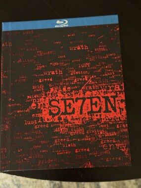 Seven Blu-Ray Disc with Booklet starring Brad Pitt.    Watched once.    Mint.